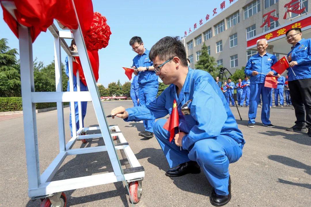 砥砺奋进 生生不“熄”——焦作安彩举行升国旗仪式