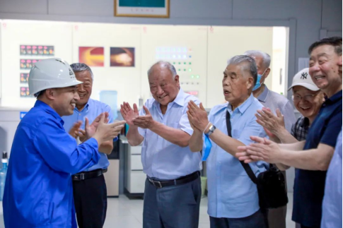 跨越三十年 再谱新篇章——安彩高科召开老干部座谈会